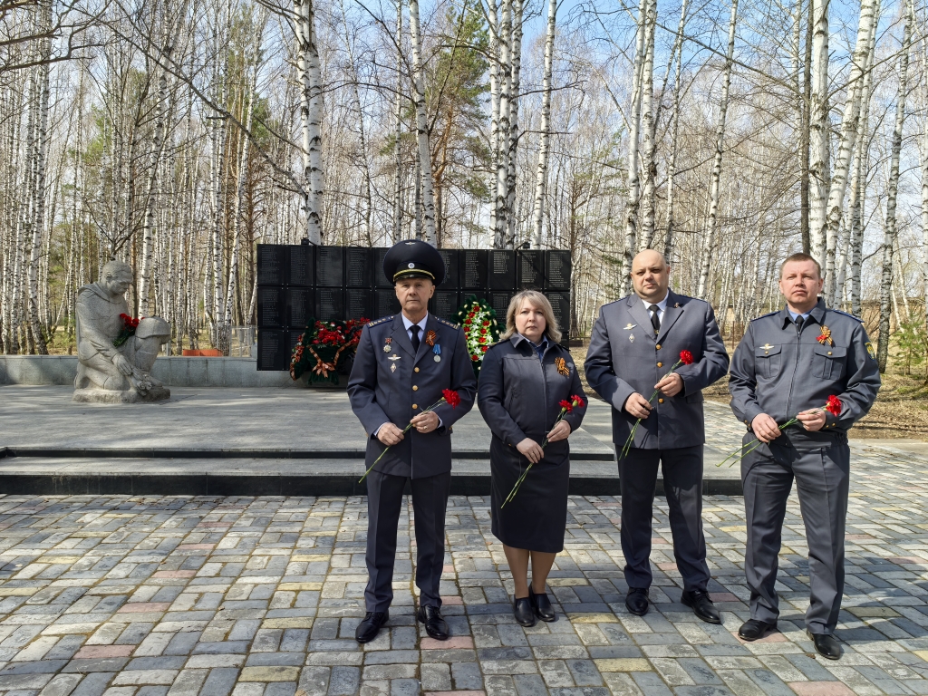 Церемония возложения цветов у памятника Памяти погибших в годы Великой Отечественной Войны